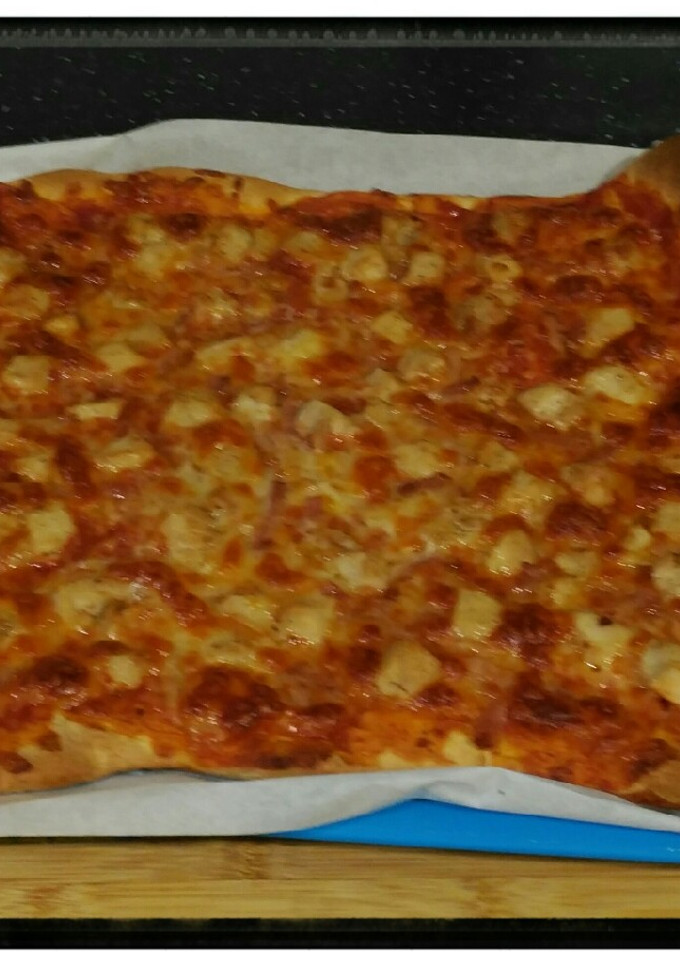Una foto de Pizza de pollo y bacon