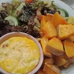 Omelet panggang, labu panggang, salad রেসিপির প্রধান ছবি