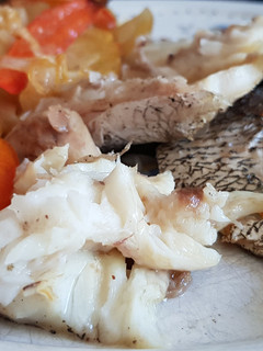 Una foto de Corvina al horno con Patatas y Verduritas