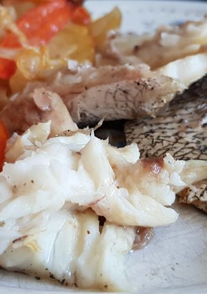 Una foto de Corvina al horno con Patatas y Verduritas