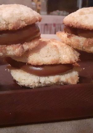Una foto de Alfajores de coco con dulce de leche