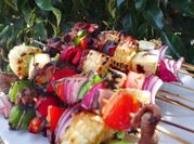 Una foto de salsa para brochetas de carne