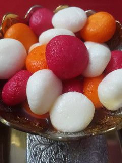रंग बिरंगे रसगुल्ले (Rangbirange Rasgulle Recipe in Hindi) रेसिपी मुख्य फोटो