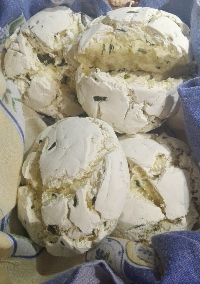Una foto de Panes jalapeños de albahaca sin gluten