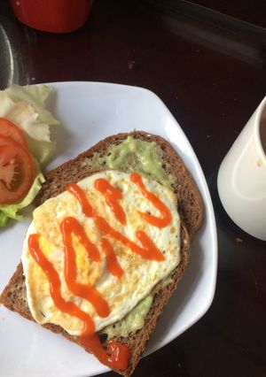 Hình của món Bữa sáng lành mạnh gọn lẹ với sanwich bơ và socola nóng.