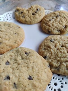 Una foto de GALLETAS DE AVENA Y CHIPS 😋☕