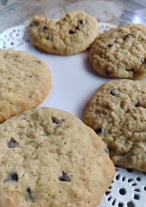 Una foto de GALLETAS DE AVENA Y CHIPS 😋☕