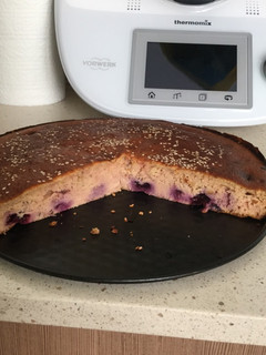 Una foto de Bizcocho de remolacha, avellanas y arándano sin azúcar para thermomix