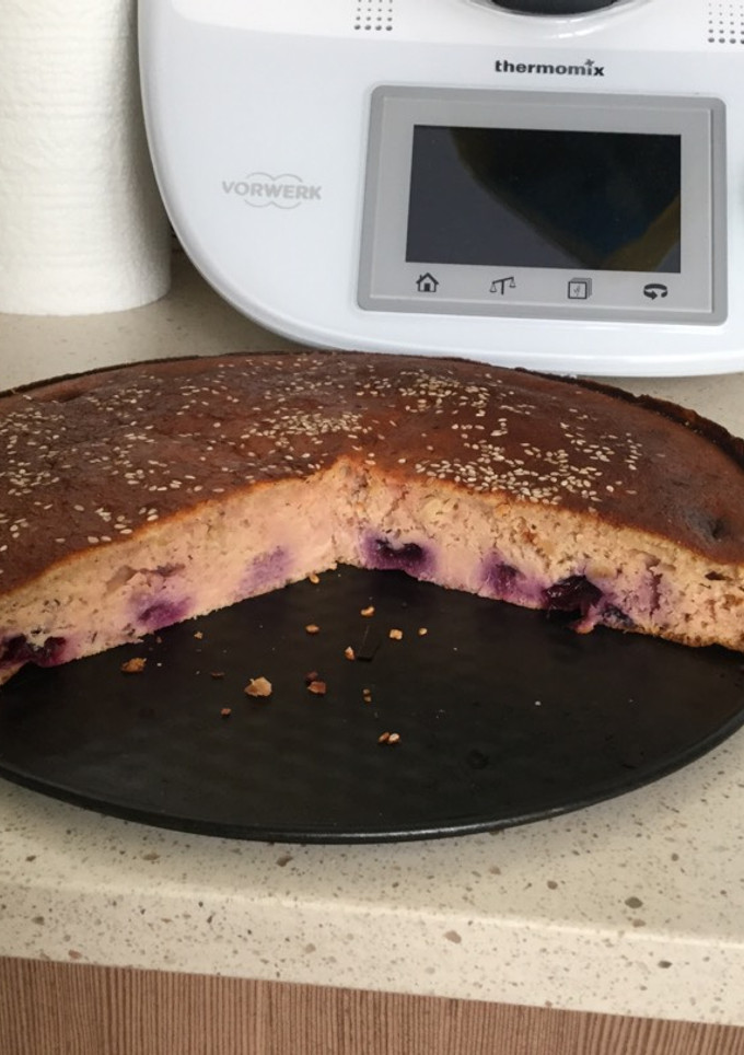 Una foto de Bizcocho de remolacha, avellanas y arándano sin azúcar para thermomix