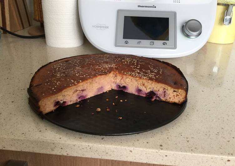 Bizcocho de remolacha, avellanas y arándano sin azúcar para thermomix