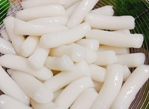 Hình của món Bánh gạo hàn quốc làm với cơm nguội.