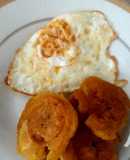 Patacones y huevos fritos