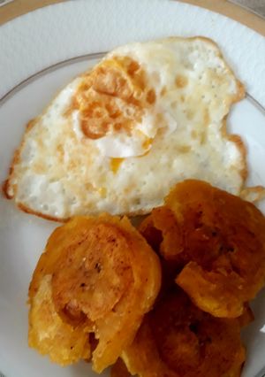 Una foto de Patacones y huevos fritos
