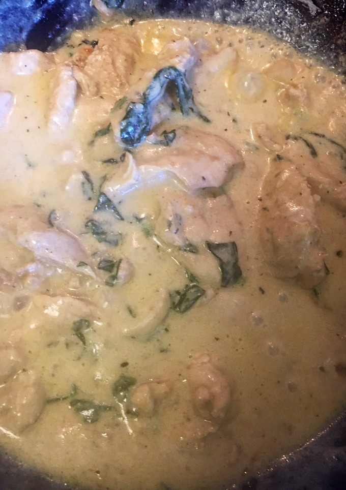 Una foto de Pechuga en salsa de espinaca y hongo 🥘