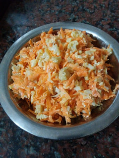 Una foto de Ensalada de coliflor al horno y zanahoria