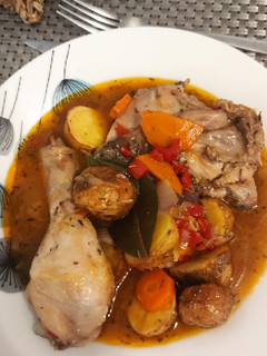 Una foto de Pollo guisado a la cerveza, con verduras y patatas