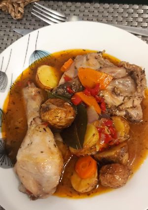 Una foto de Pollo guisado a la cerveza, con verduras y patatas