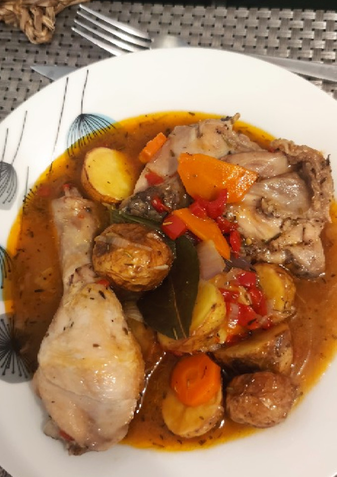 Una foto de Pollo guisado a la cerveza, con verduras y patatas