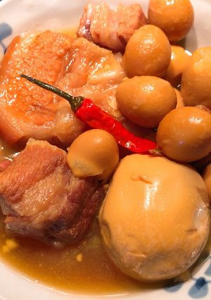 Hình của món Thịt kho trứng rịu cùng lá chuối.