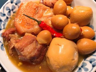 Thịt kho trứng rịu cùng lá chuối