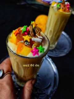 कस्टर्ड मैंगो शेक (Custard Mango Shake Recipe in Hindi) रेसिपी मुख्य फोटो