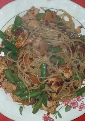 Una foto de Salteado chauchas, pollo y fideos