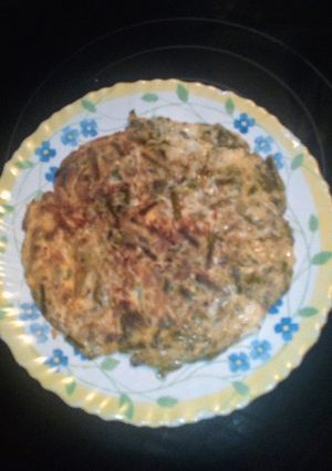 Una foto de Tortilla de espárragos con cebolla y taquitos de jamón