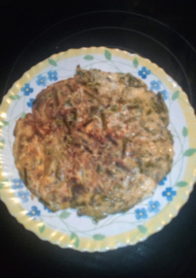 Una foto de Tortilla de espárragos con cebolla y taquitos de jamón