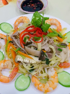 Hình của món Mì xào tôm rau củ và nấm đùi gà.