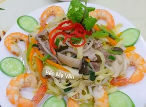 Hình của món Mì xào tôm rau củ và nấm đùi gà.