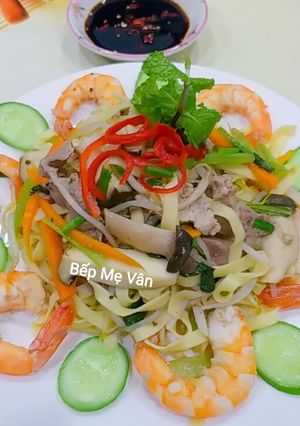 Hình của món Mì xào tôm rau củ và nấm đùi gà.