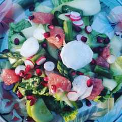 Une photo de Salade aux légumes printaniers