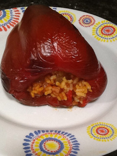 Una foto de Pimientos rojos rellenos de arroz
