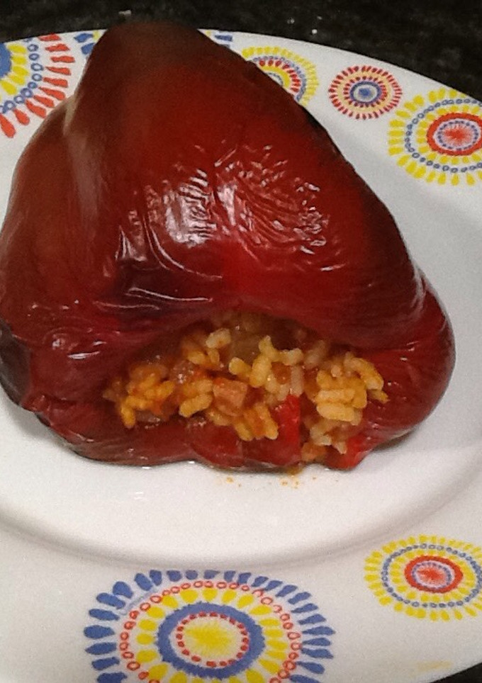 Una foto de Pimientos rojos rellenos de arroz