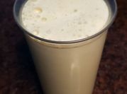 Una foto de malteada de vainilla y café
