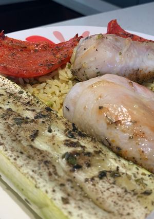 Una foto de Pollo asado con verduras