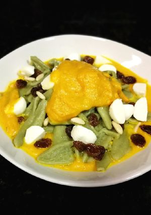 Foto principal de Pasta de espinaca sobre puré de zanahoria