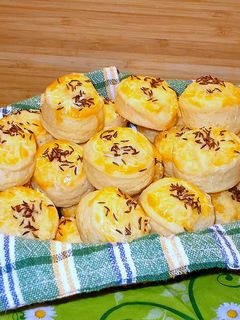 Villámgyors tejfölös - sajtos pogácsa recept fotója