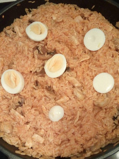 Una foto de Arroz con pollo y champiñones