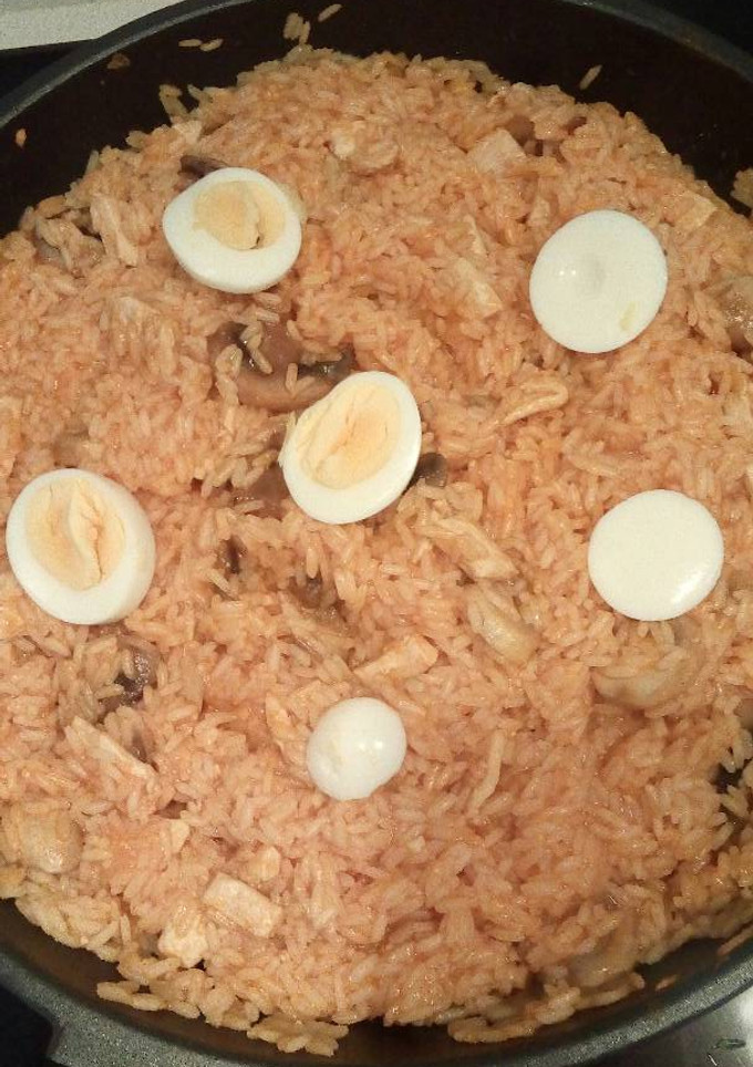 Una foto de Arroz con pollo y champiñones