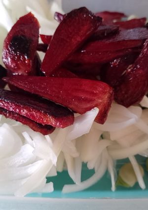 Una foto de Ensalada de habas frescas, cebollas y chips de remolacha