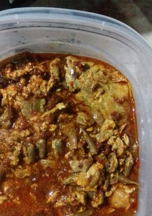 Una foto de Pemuche con huevo en salsa roja