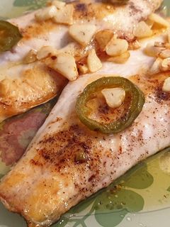 Una foto de Lubina con jalapeño
