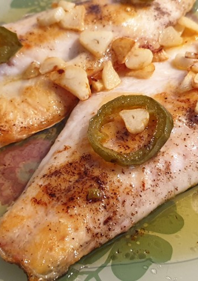 Una foto de Lubina con jalapeño
