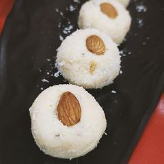 A picture of Coconut laddoo 🥥.