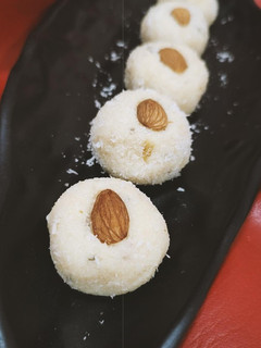 A picture of Coconut laddoo 🥥.