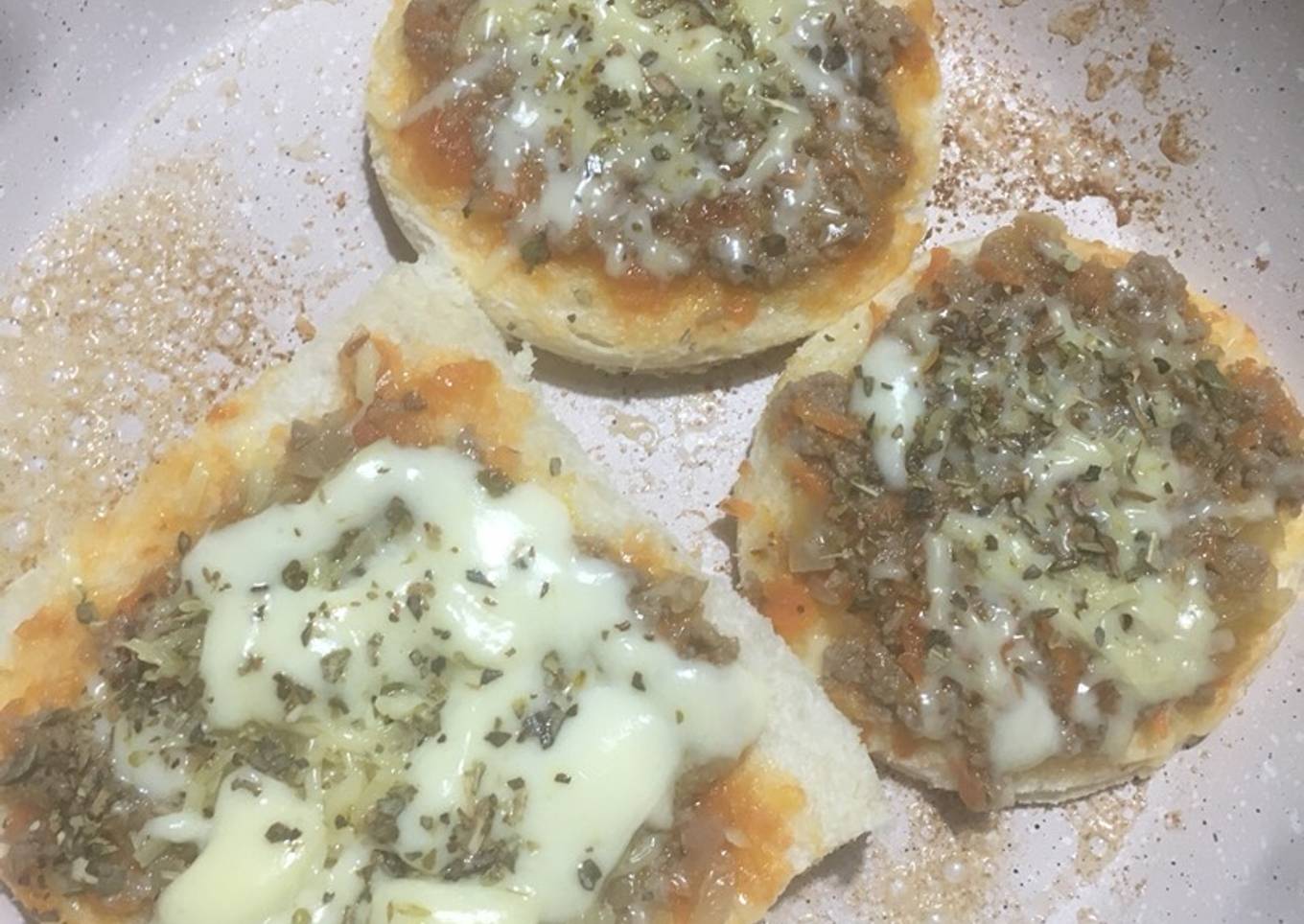 Pizza roti tawar ayam cincang dan mozzarella