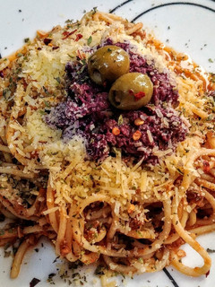 Una foto de ESPAGUETTIS al Atún🐟 con Salsa Roja y Tapenade...!