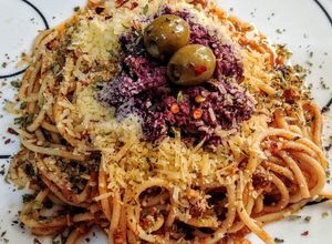 Una foto de ESPAGUETTIS al Atún🐟 con Salsa Roja y Tapenade...!