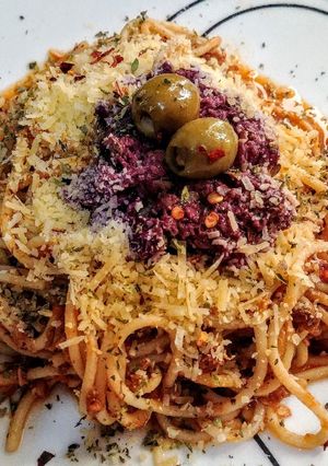 Una foto de ESPAGUETTIS al Atún🐟 con Salsa Roja y Tapenade...!